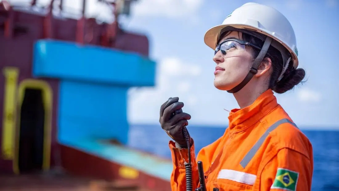 Profissional em uma plataforma offshore
