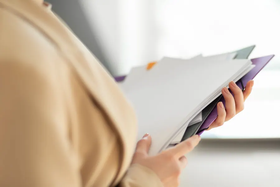 Consultora analisando documentos de gestão de alimentos