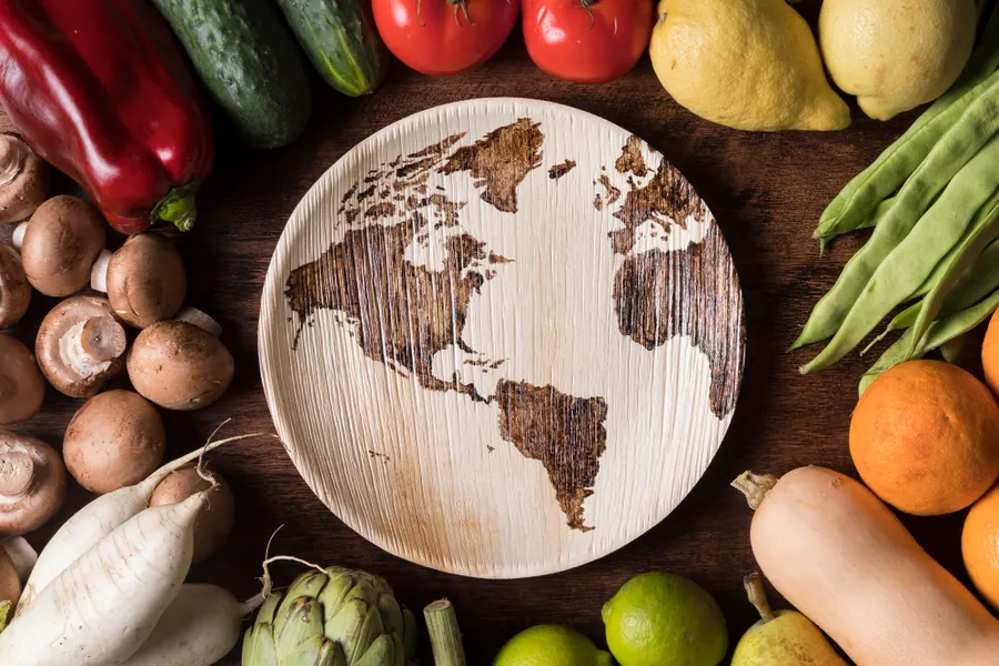 Alimentos frescos em torno de um globo, representando normas e regulamentos do setor