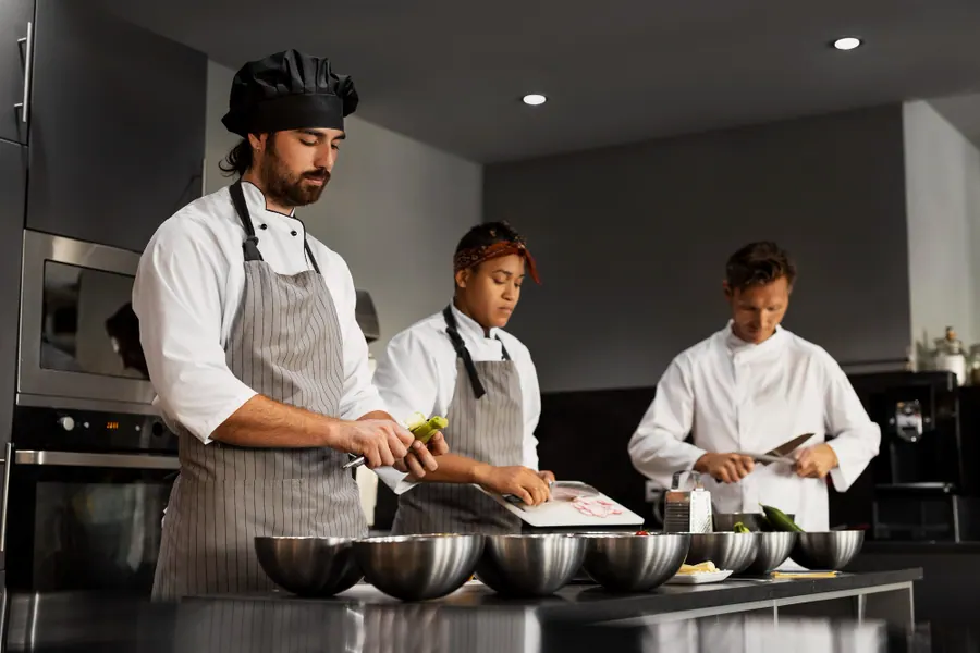 Equipe de cozinha em ação de educação nutricional
