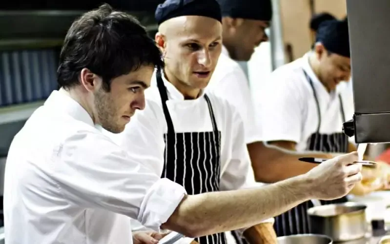 Gerente de restaurante coordenando a equipe de cozinha