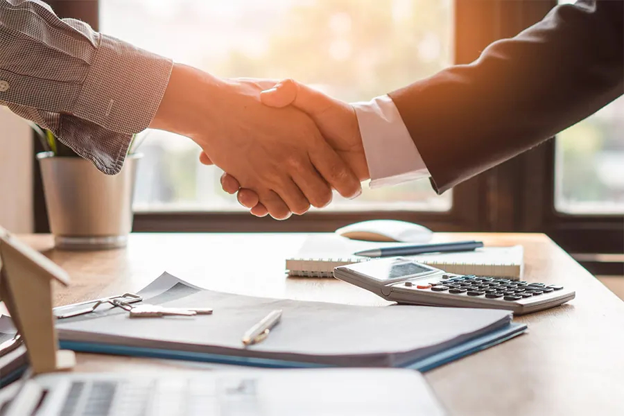 Aperto de mãos entre empresa e fornecedor homologado